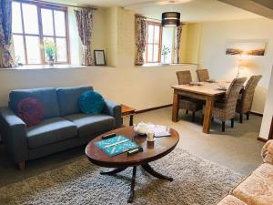 Χώρος καθιστικού στο 2 Bed in Godshill IC106