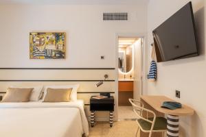 a hotel room with a bed and a table at Hotel Robson - Smart Hotel in Lloret de Mar