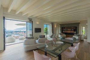 Photo de la galerie de l'établissement Villa Donatella with Private SPA & Infinity Pool by Rent All Como, à Gravedona