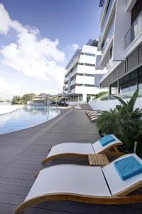 Bazén v ubytování Hotel English Point Marina & Spa nebo v jeho okolí