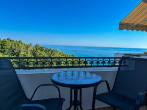 a table and chairs on a balcony with the ocean at Villa Dulsinea in Ulcinj