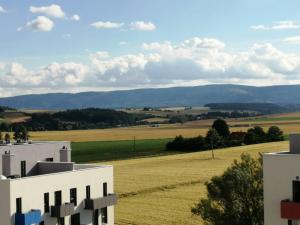 - Vistas al campo y a las montañas a lo lejos en Apartament na Letniej Klimatyzacja, en Kłodzko