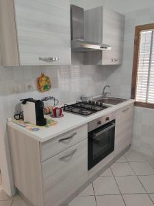 Kuchyň nebo kuchyňský kout v ubytování Casa via del mare