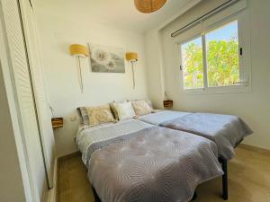 ein Schlafzimmer mit großem Bett und Fenster in der Unterkunft Vista Calanova Golf Club Apartment, 2BD Seaviews in La Cala de Mijas + 16 Fotos