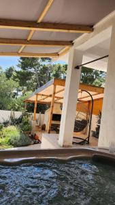 una casa con una piscina de agua en un patio en Baska Voda Viki, en Baška Voda