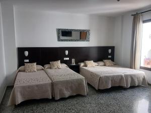Posteľ alebo postele v izbe v ubytovaní Hotel de Los Faroles