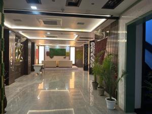 an office lobby with a couch and a stage at Mayur Palace Hotel in Agra