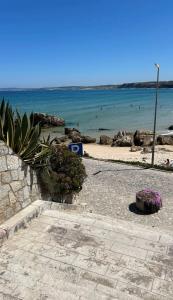 a view of a beach with the ocean in the background at Casinha da Ilha no Baleal in Baleal
