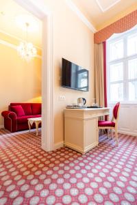 TV a/nebo společenská místnost v ubytování Aviano Boutique Hotel