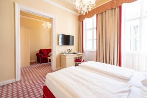 TV a/nebo společenská místnost v ubytování Aviano Boutique Hotel