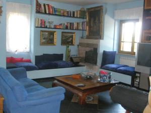 sala de estar con sillas azules y mesa en L'Oasi di Aaron en Formello