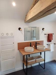 ColombiersにあるL'orée du boisの洗面台が2つと鏡があるバスルーム