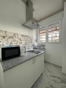 A kitchen or kitchenette at Hotel Avenida