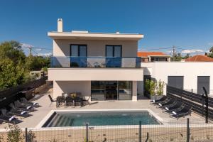 a villa with a swimming pool and a house at Villa La Vista e Bella in Kožino