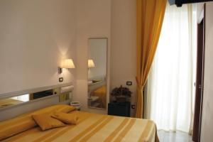 Кровать или кровати в номере Hotel Falcone