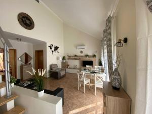 a living room with a table and a dining room at Guesthouse Milagre Centro Faro in Faro
