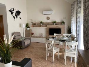 a living room with a table and chairs and a couch at Guesthouse Milagre Centro Faro in Faro
