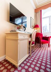 TV a/nebo společenská místnost v ubytování Aviano Boutique Hotel