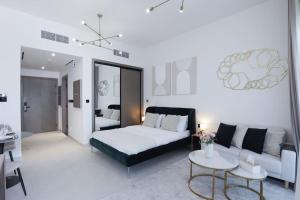 Кровать или кровати в номере Elegant Studio in Binghatti Canal