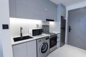 Кухня или мини-кухня в Elegant Studio in Binghatti Canal
