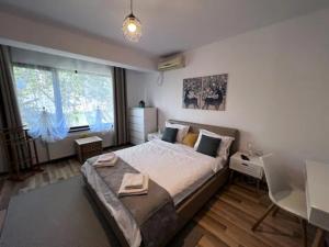 Un pat sau paturi într-o cameră la Vila luminoasa cu curte privată