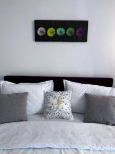 Un pat sau paturi într-o cameră la Vila luminoasa cu curte privată