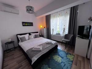 Un pat sau paturi într-o cameră la Vila luminoasa cu curte privată