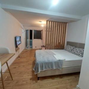 Ένα ή περισσότερα κρεβάτια σε δωμάτιο στο Apartment EnEm 2 Blagaj +11 φωτογραφίες