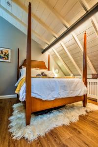 En eller flere senge i et værelse på Finest Retreats - The Church Vaults