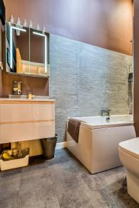 Et badeværelse på Finest Retreats - The Church Vaults + 18 billeder