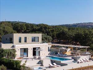 zewnętrzny widok na willę z basenem w obiekcie Manto Villas, Heated Pool, Spa Whirlpool, SeaView, By ThinkVilla w mieście Prinés
