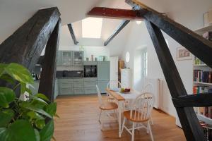a kitchen and dining room with a table and chairs at Ferienwohnung "Wasserburg" in Ascheffel