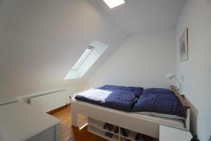 a bedroom with a bed with a blue comforter at Ferienwohnung "Wasserburg" in Ascheffel