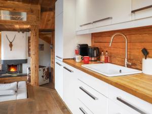 Kuchyň nebo kuchyňský kout v ubytování Apartment Praz 11 by Interhome