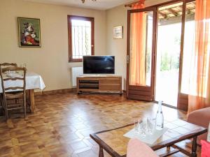 Μια τηλεόραση ή/και κέντρο ψυχαγωγίας στο Holiday Home L'ensoleillade by Interhome