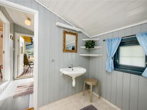 Koupelna v ubytování Holiday Home Granlien by Interhome