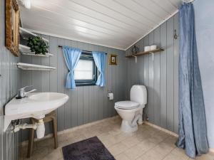Koupelna v ubytování Holiday Home Granlien by Interhome
