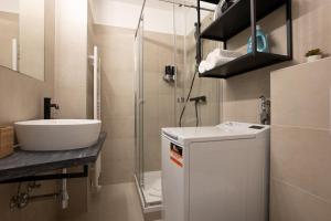 Ένα μπάνιο στο Bright & Modern Studio in Center with a Queen Bed