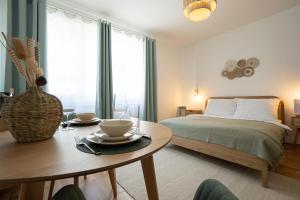 Ένα ή περισσότερα κρεβάτια σε δωμάτιο στο Bright & Modern Studio in Center with a Queen Bed +17 φωτογραφίες