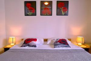 Ένα ή περισσότερα κρεβάτια σε δωμάτιο στο Apartments Anna II