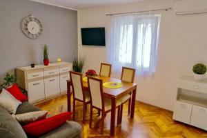 Μια τηλεόραση ή/και κέντρο ψυχαγωγίας στο Apartments Anna II