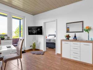 Camera bianca con scrivania e letto di Apartment Seeschwalbe by Interhome a Warwerort Altre 22 foto
