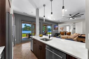 cocina y sala de estar con vistas al océano en Sunset on Ballycastle, en Mooresville