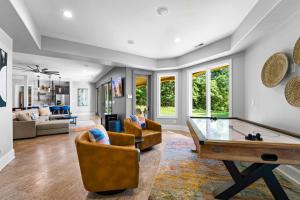 una sala de estar con una mesa de billar en Sunset on Ballycastle, en Mooresville