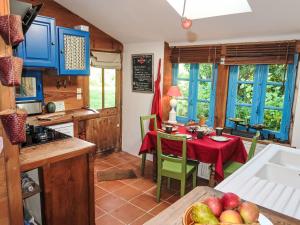 Η κουζίνα ή μικρή κουζίνα στο Holiday Home Le Petit Poirier by Interhome