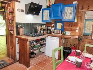 Η κουζίνα ή μικρή κουζίνα στο Holiday Home Le Petit Poirier by Interhome