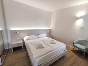 Ένα ή περισσότερα κρεβάτια σε δωμάτιο στο Apartment Garda Sapphire by Interhome