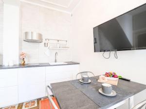 A kitchen or kitchenette at Apartment Aloe by Interhome