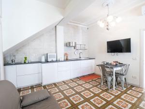 A kitchen or kitchenette at Apartment Aloe by Interhome