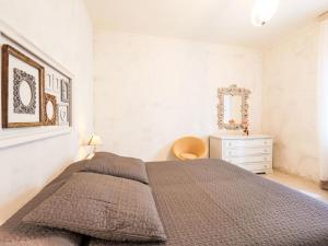 A bed or beds in a room at Apartment Aloe by Interhome